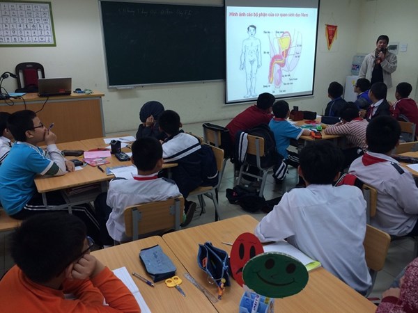 Thầy giáo Phạm Văn Quý hướng dẫn học sinh những kiến thức thực tiễn để tránh những yếu tố gây hại cho sức khỏe sinh sản